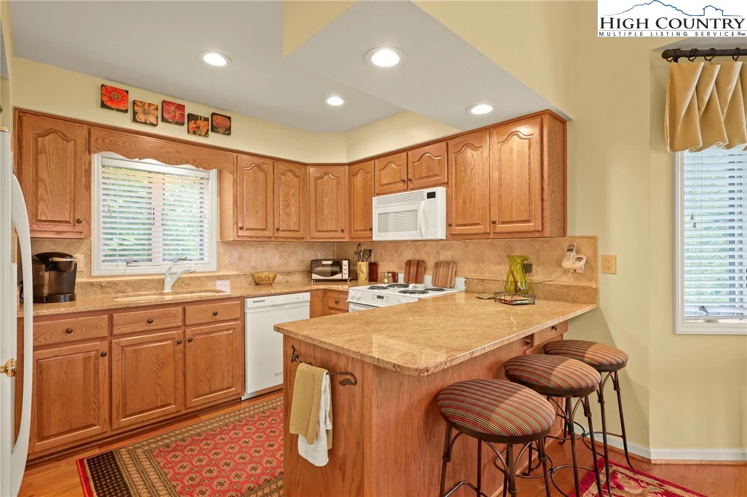 Image number 2 for the current listing