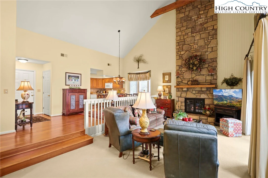 Image number 17 for the current listing