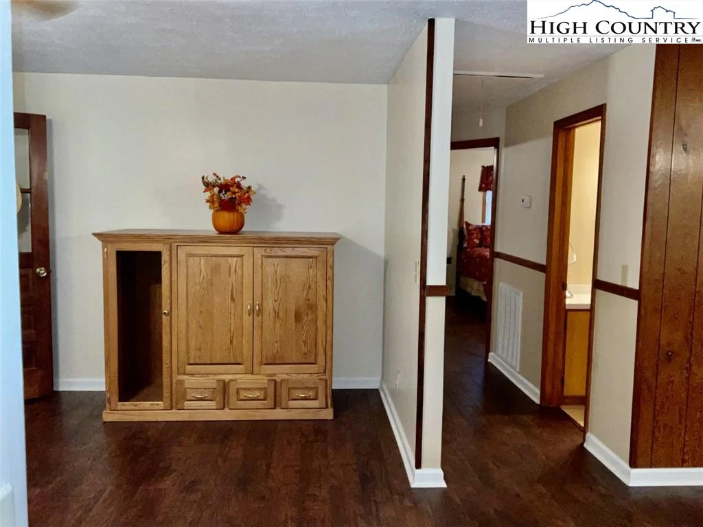 Image number 3 for the current listing