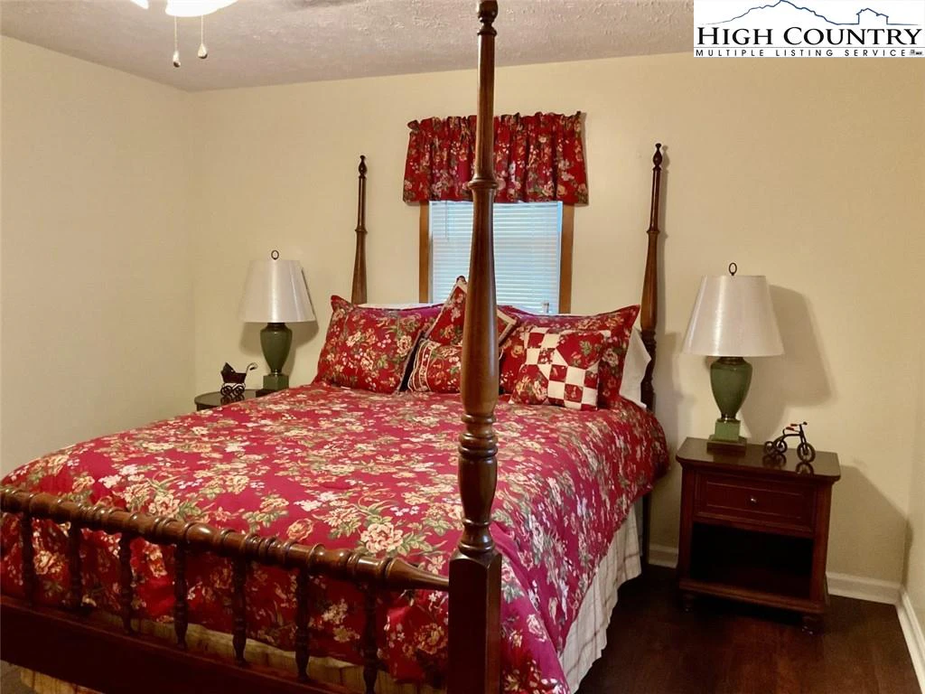 Image number 11 for the current listing