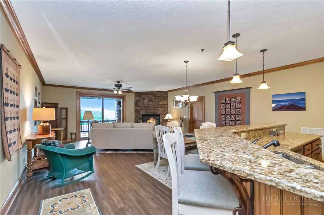 Image number 4 for the current listing