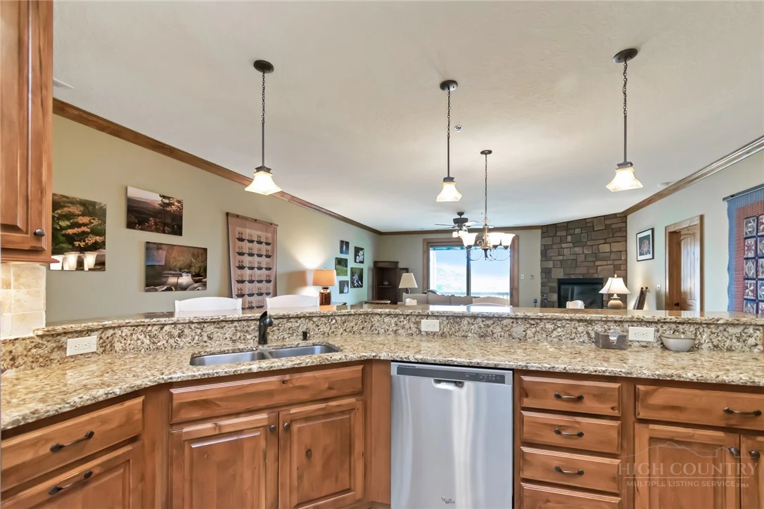 Image number 19 for the current listing