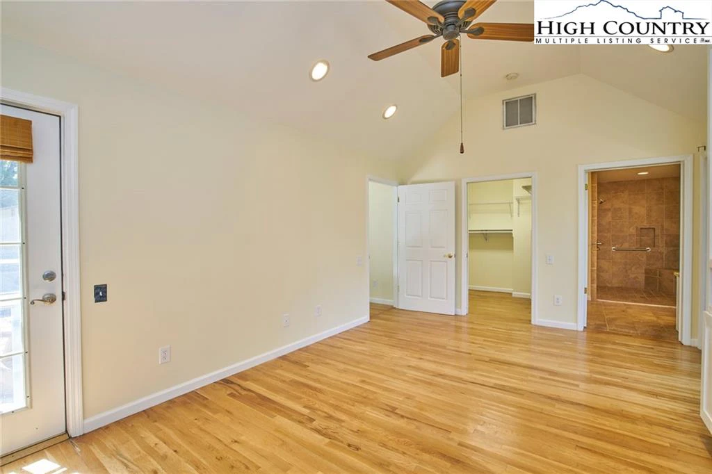 Image number 21 for the current listing