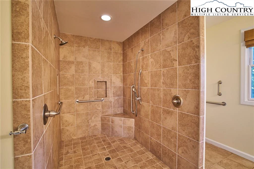 Image number 19 for the current listing