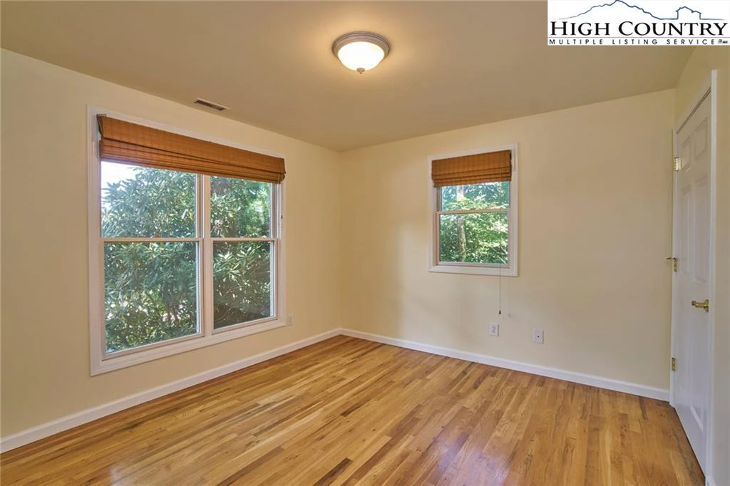 Image number 3 for the current listing