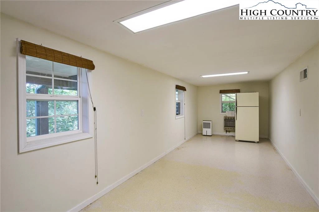 Image number 14 for the current listing
