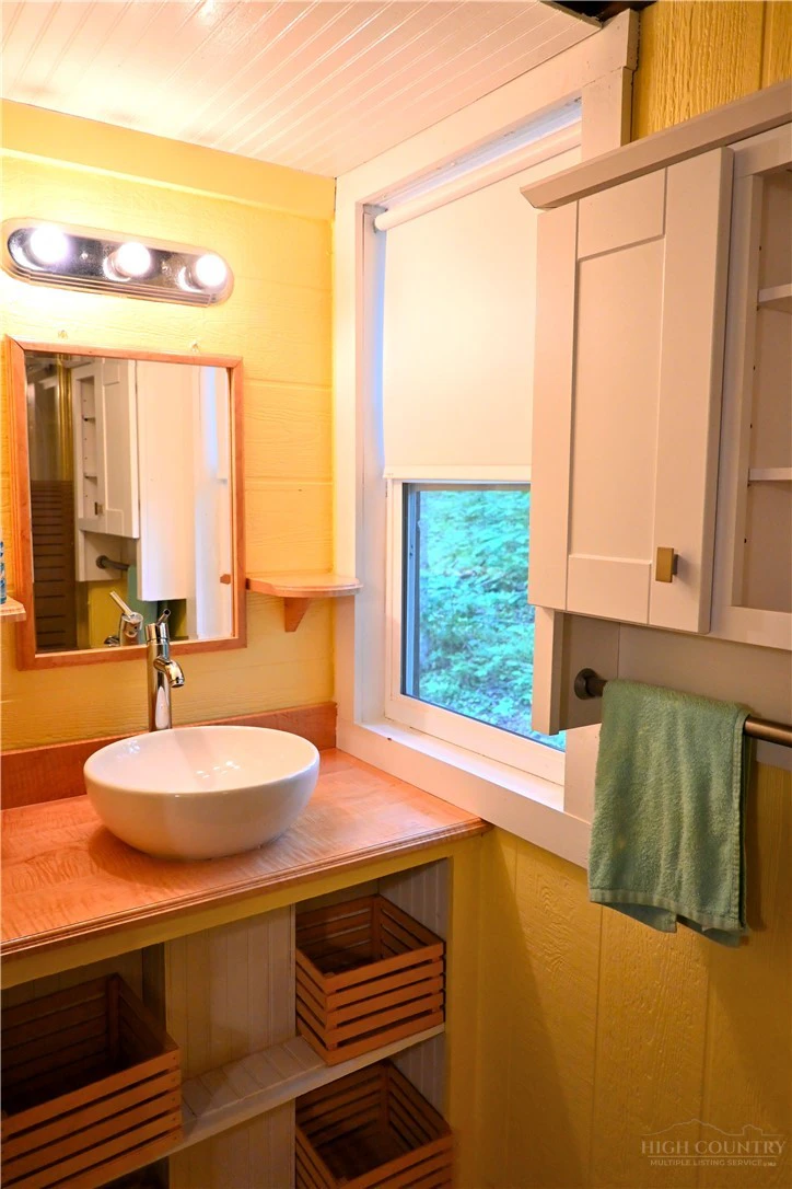 Image number 18 for the current listing