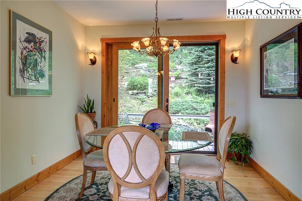 Image number 19 for the current listing