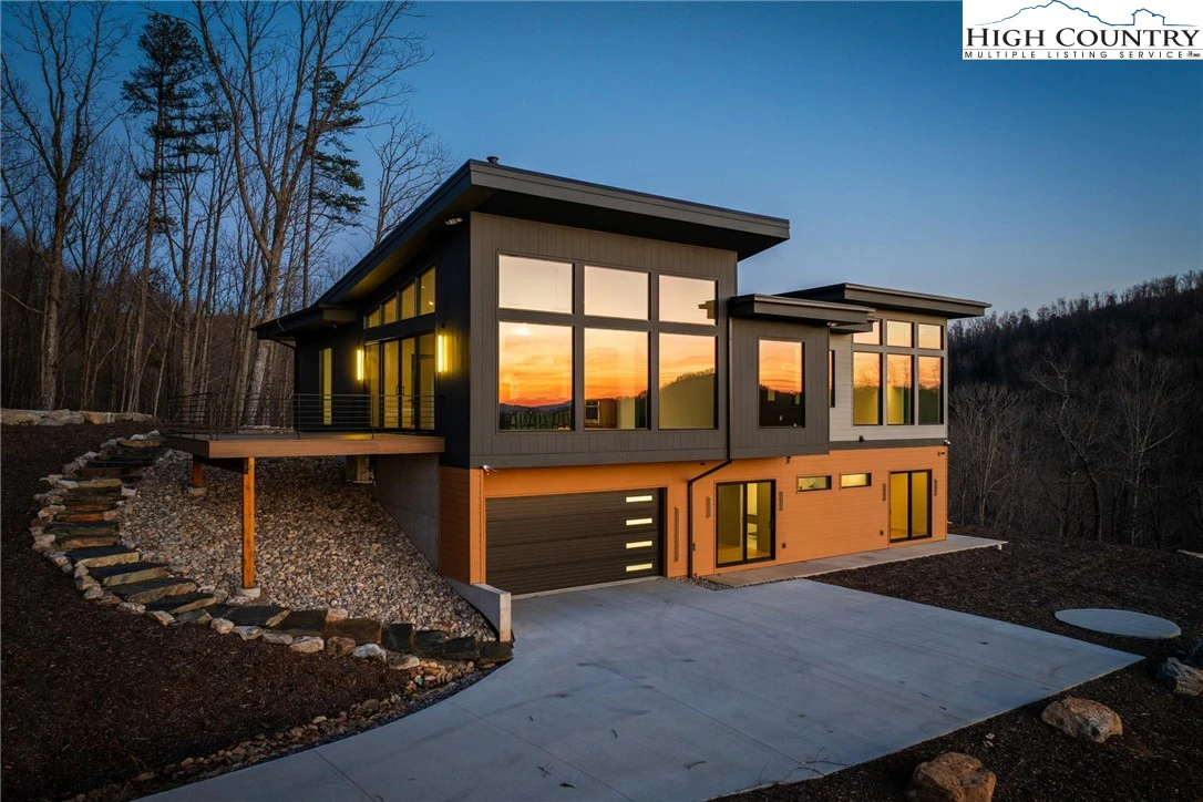 Image number 1 for the current listing