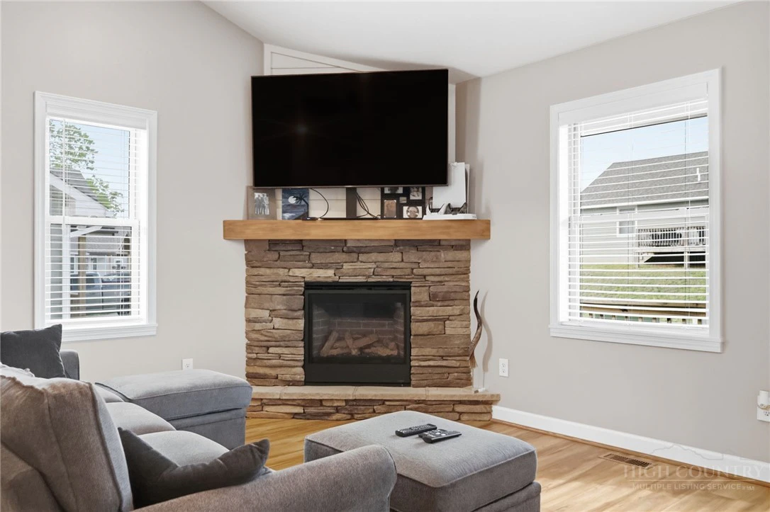 Image number 16 for the current listing