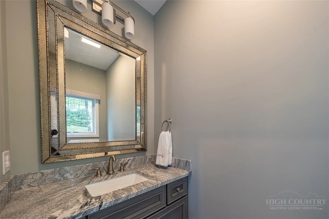 Image number 11 for the current listing