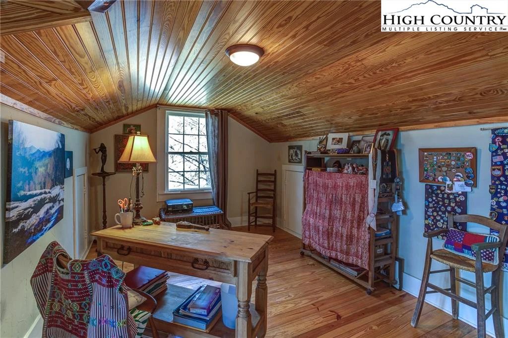 Image number 4 for the current listing