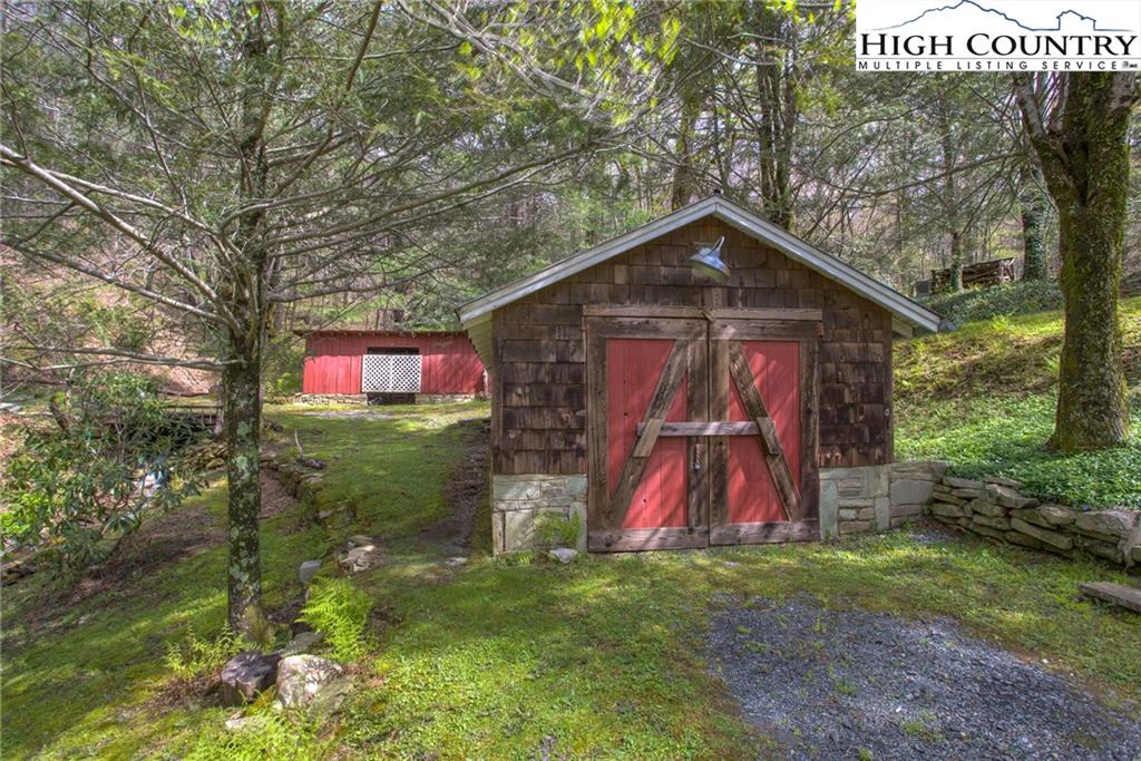 Image number 27 for the current listing