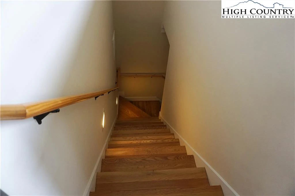 Image number 5 for the current listing