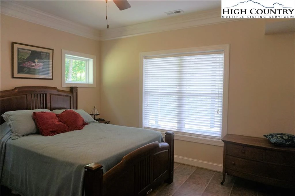 Image number 8 for the current listing