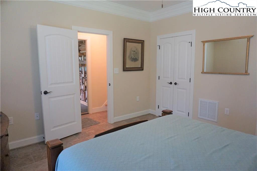 Image number 9 for the current listing
