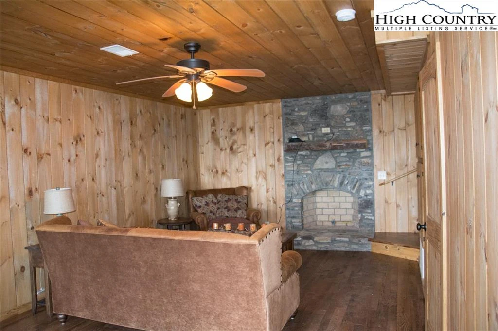 Image number 15 for the current listing