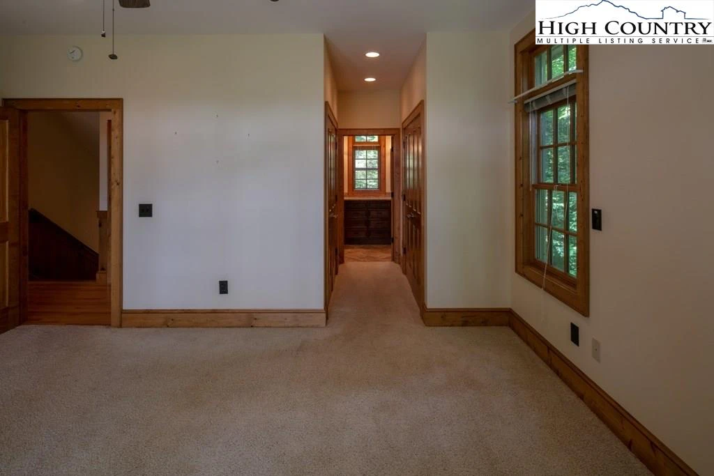Image number 4 for the current listing