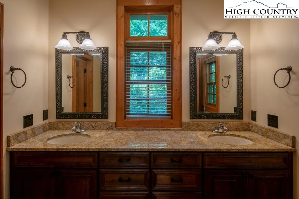 Image number 5 for the current listing