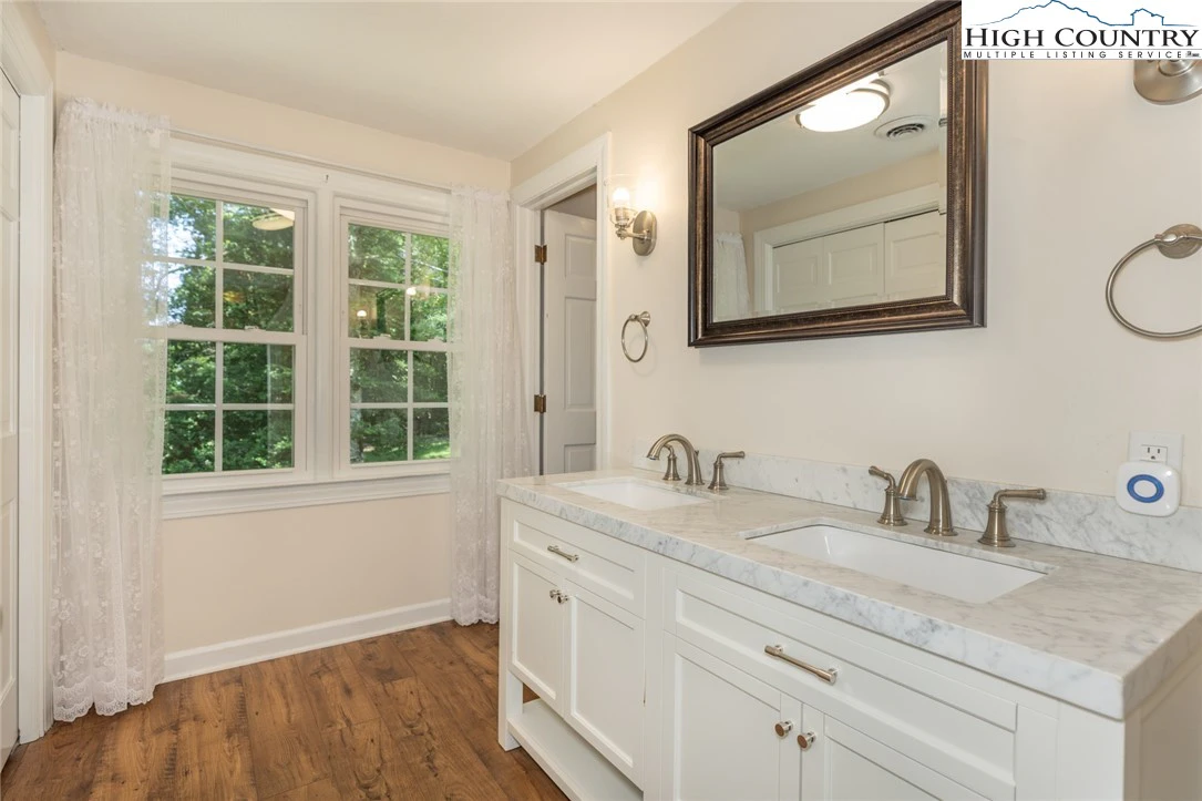 Image number 13 for the current listing