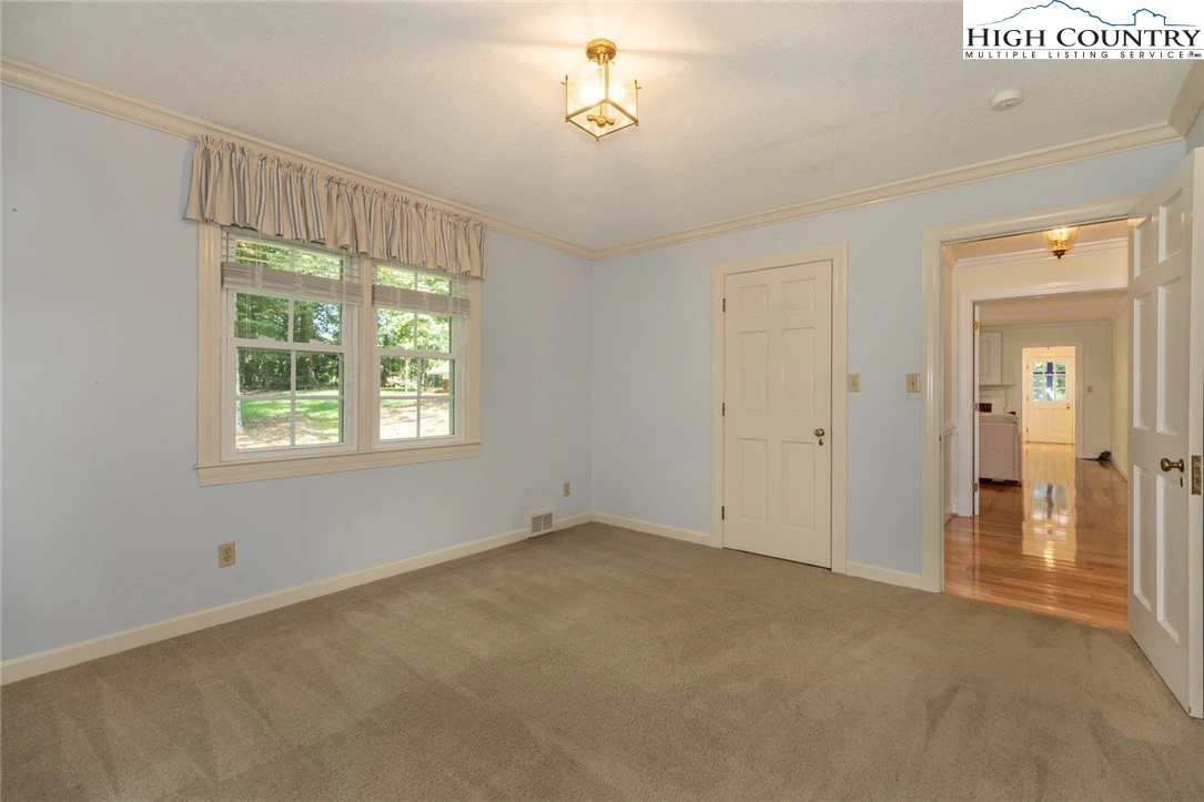 Image number 14 for the current listing