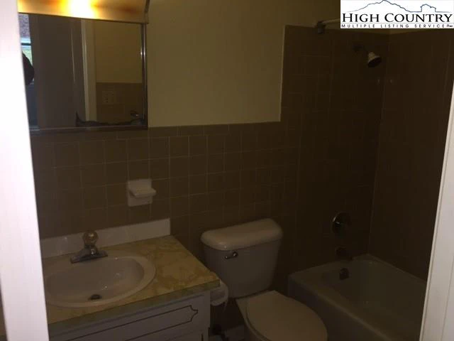 Image number 9 for the current listing