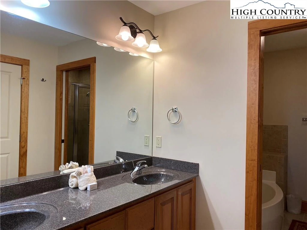 Image number 6 for the current listing