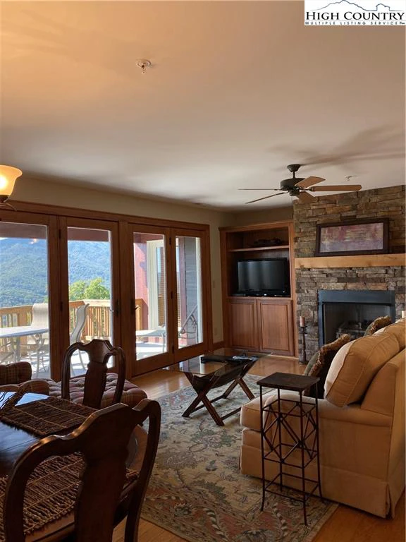 Image number 14 for the current listing