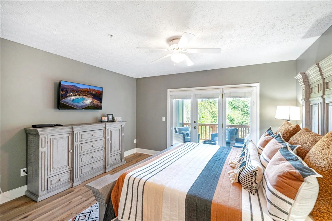 Image number 12 for the current listing