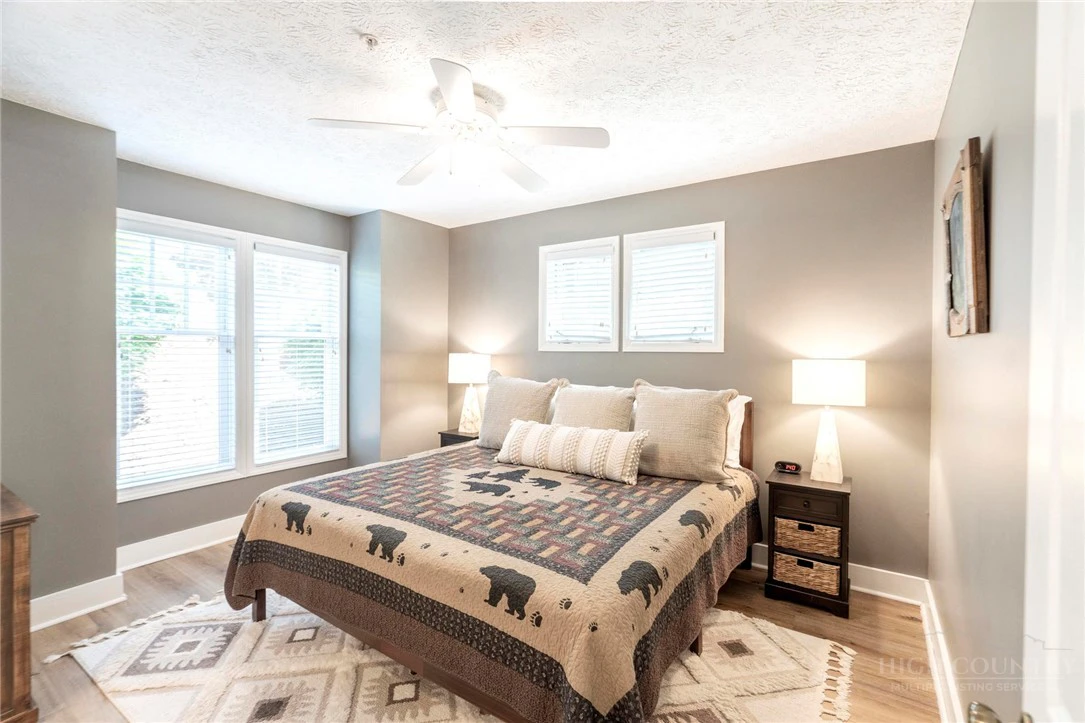 Image number 5 for the current listing