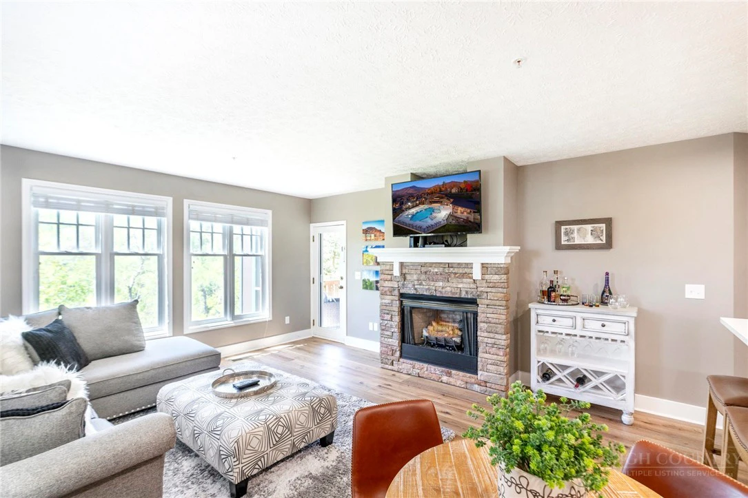 Image number 1 for the current listing