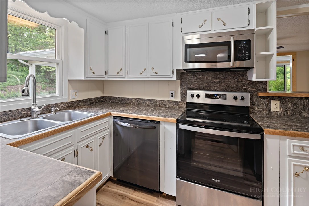 Image number 3 for the current listing