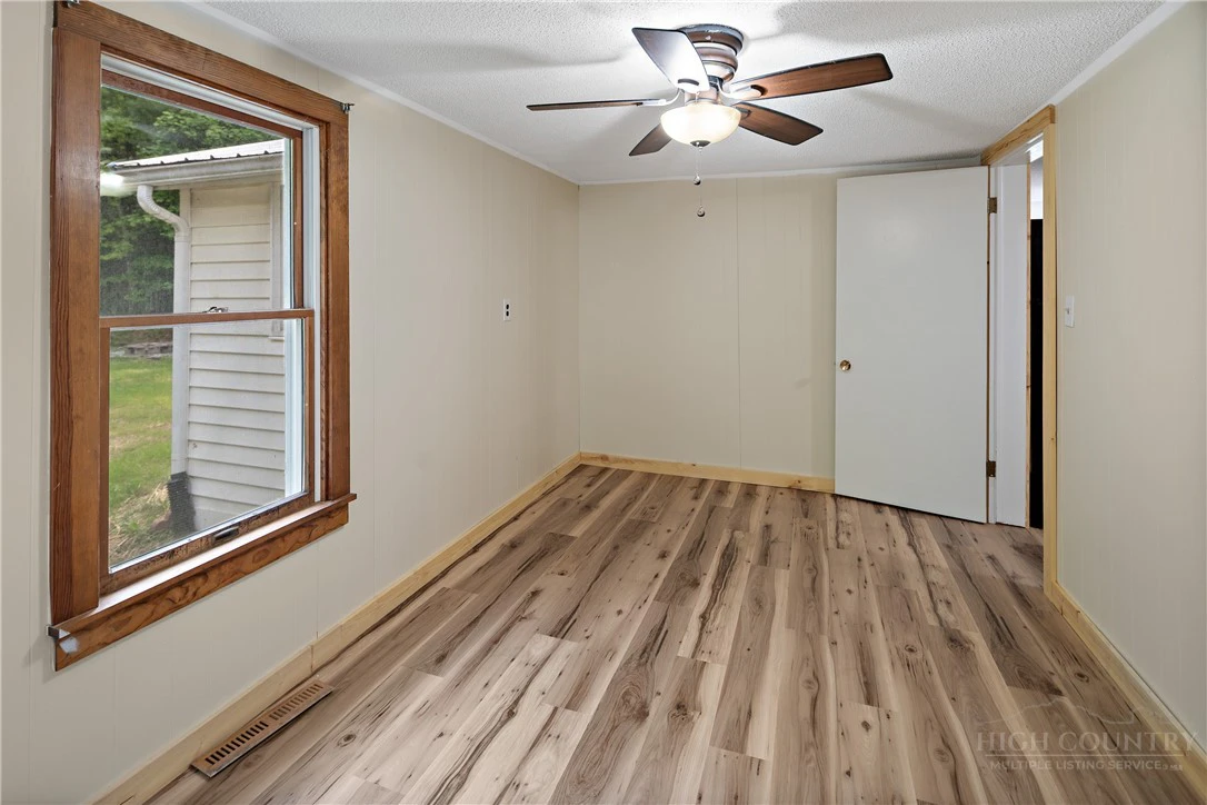 Image number 5 for the current listing