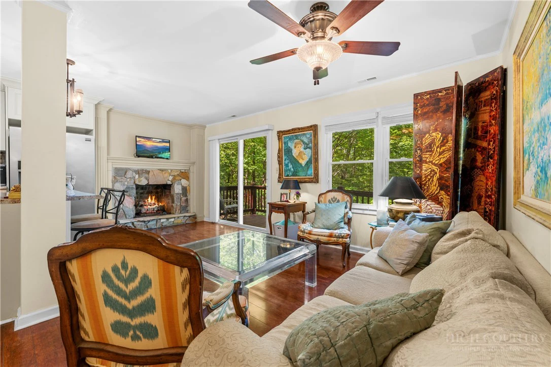 Image number 11 for the current listing