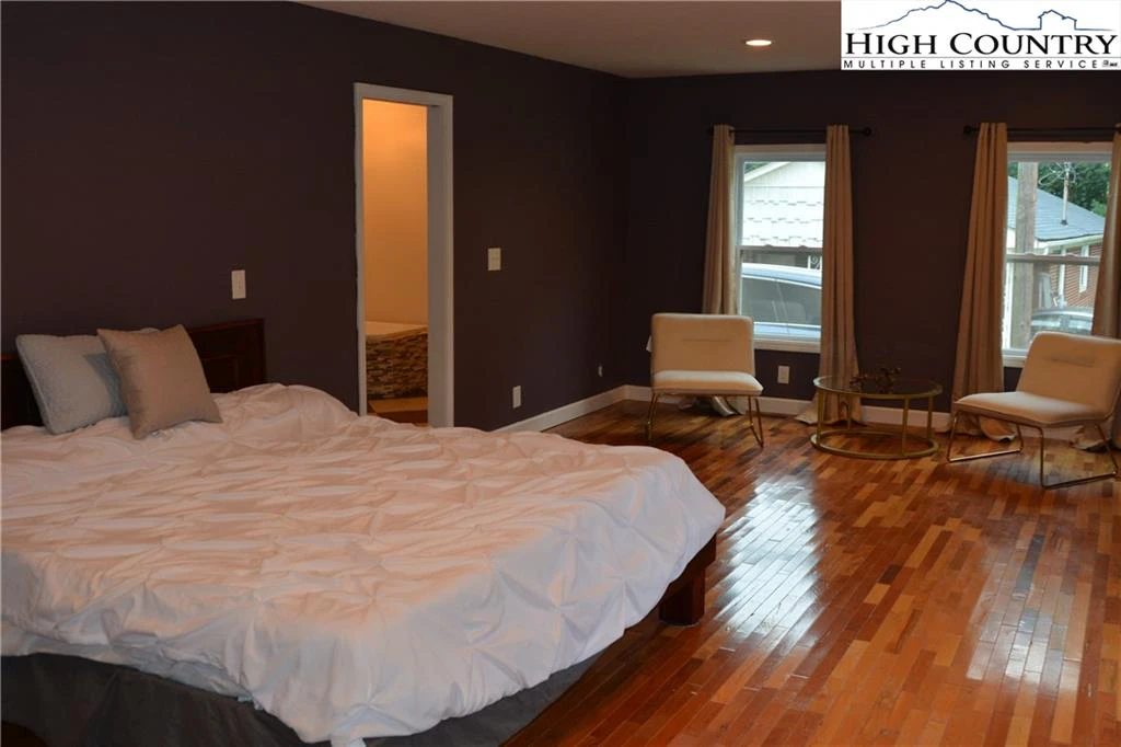 Image number 9 for the current listing