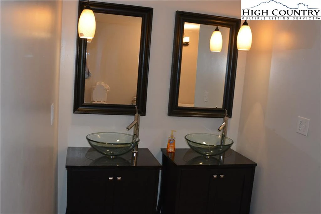 Image number 8 for the current listing
