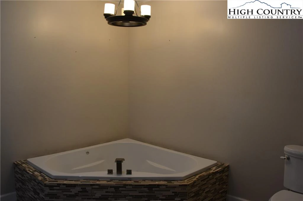 Image number 7 for the current listing