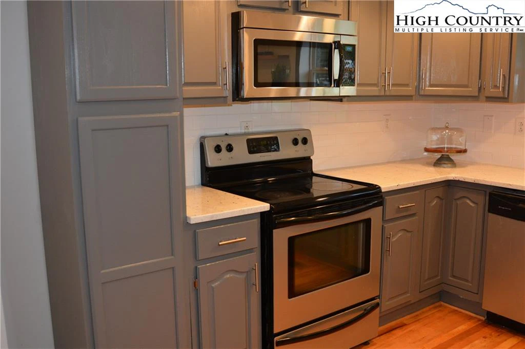 Image number 14 for the current listing