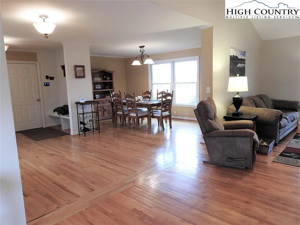 Image number 21 for the current listing