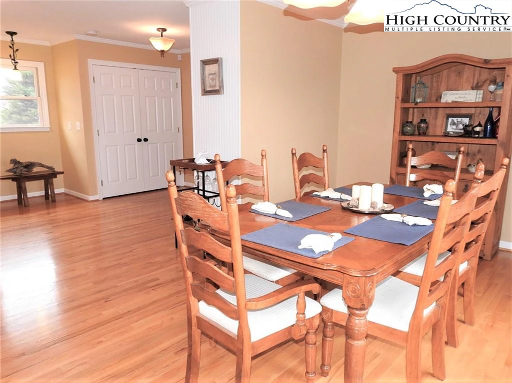 Image number 20 for the current listing