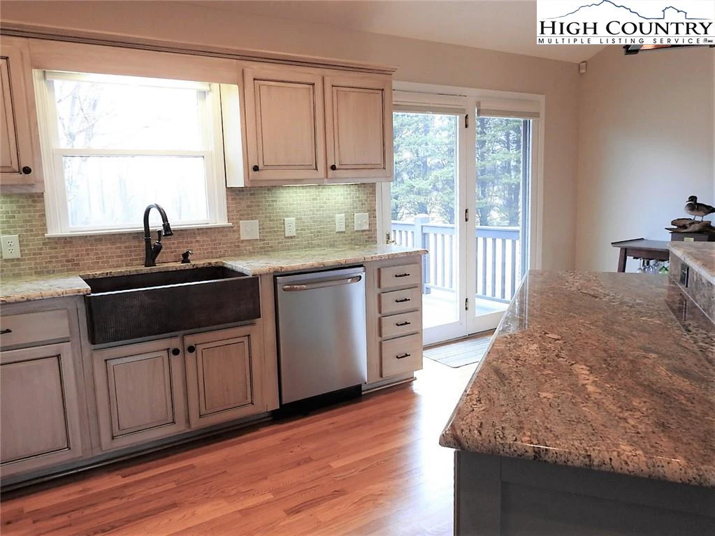 Image number 19 for the current listing