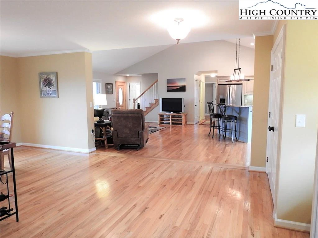 Image number 14 for the current listing