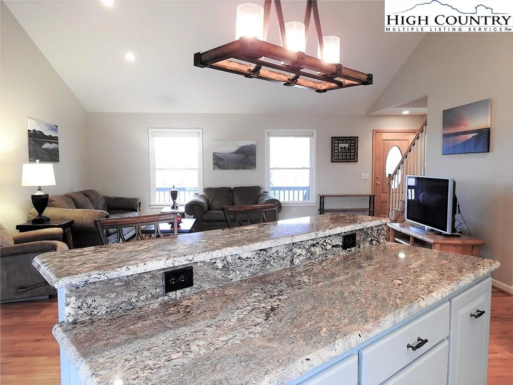 Image number 13 for the current listing