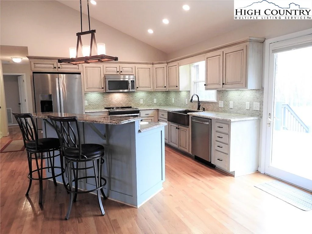 Image number 11 for the current listing