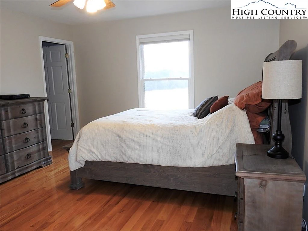 Image number 5 for the current listing