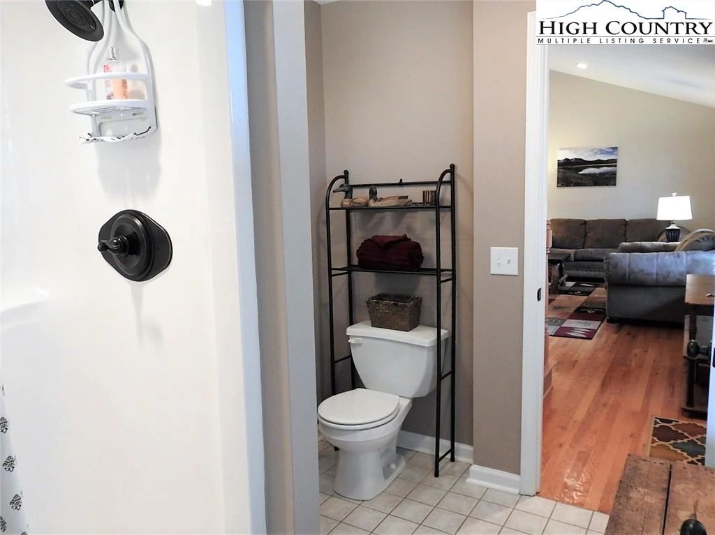 Image number 3 for the current listing