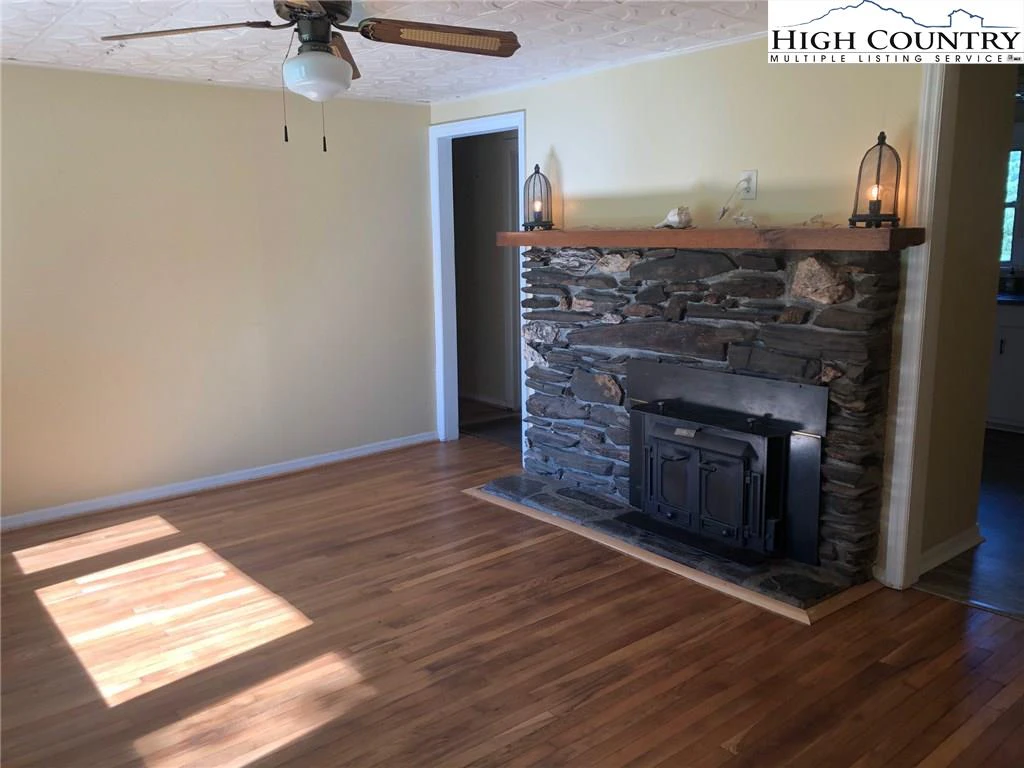 Image number 19 for the current listing