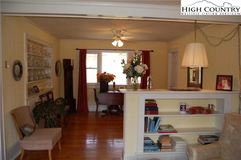 Image number 4 for the current listing