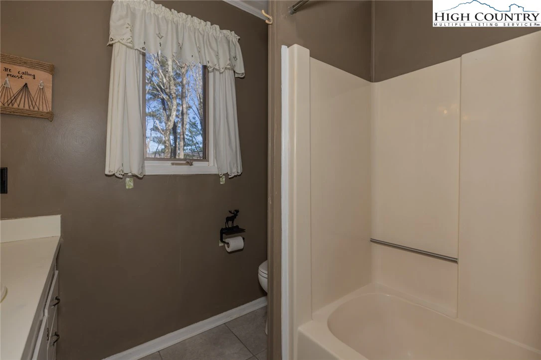 Image number 14 for the current listing