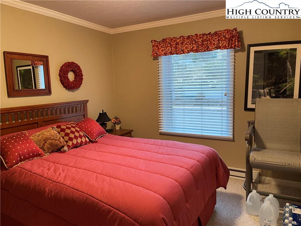 Image number 4 for the current listing